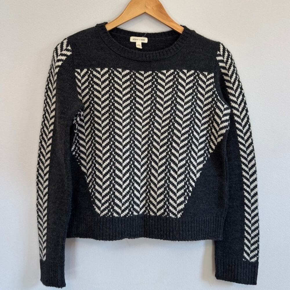 Urban Outfitters Women's Sweater Size M | Crewneck Chevron Black and White